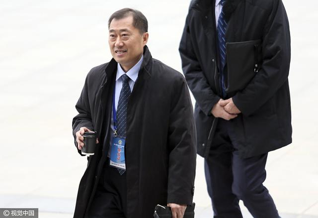 电影中，不光深海霸主巨齿鲨战斗力升级，怪兽巨型章鱼和两栖猎龙的加入也让这次深海冒险更加危机重重
